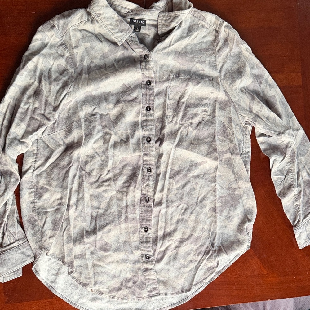 torrid women’s Long-Sleeve Button-Down Shirt in Light Gray Camo